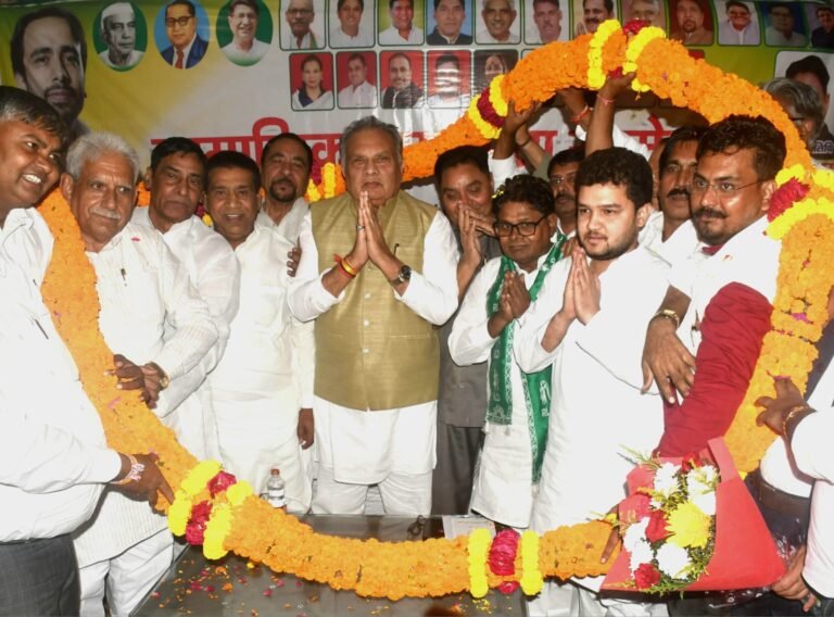 राष्ट्रीय महासचिव त्रिलोक त्यागी का बड़ी माला पहनाकर रालोद कार्यकर्ताओं ने किया स्वागत