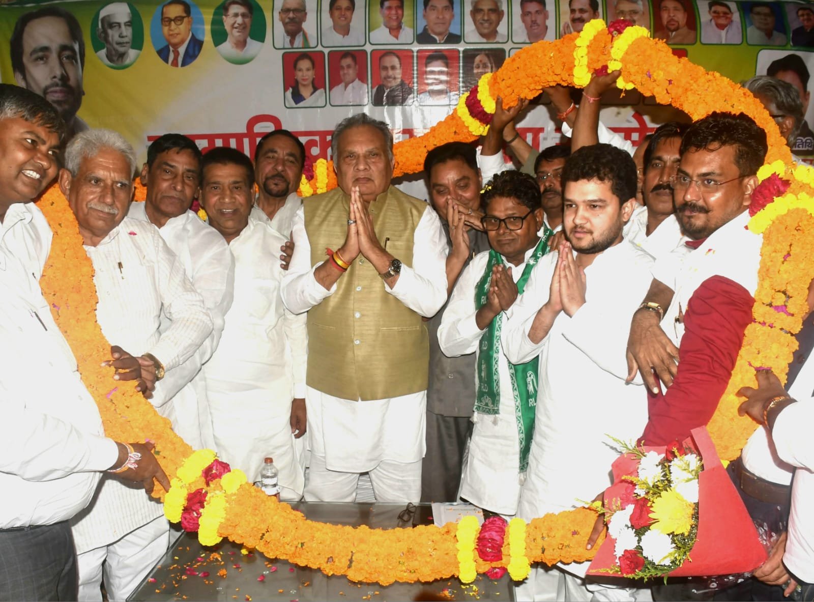 राष्ट्रीय महासचिव त्रिलोक त्यागी का बड़ी माला पहनाकर रालोद कार्यकर्ताओं ने किया स्वागत