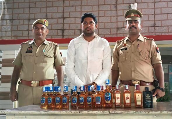 पुलिस गिरफ्त में अवैध शराब बेचने का आरोपी