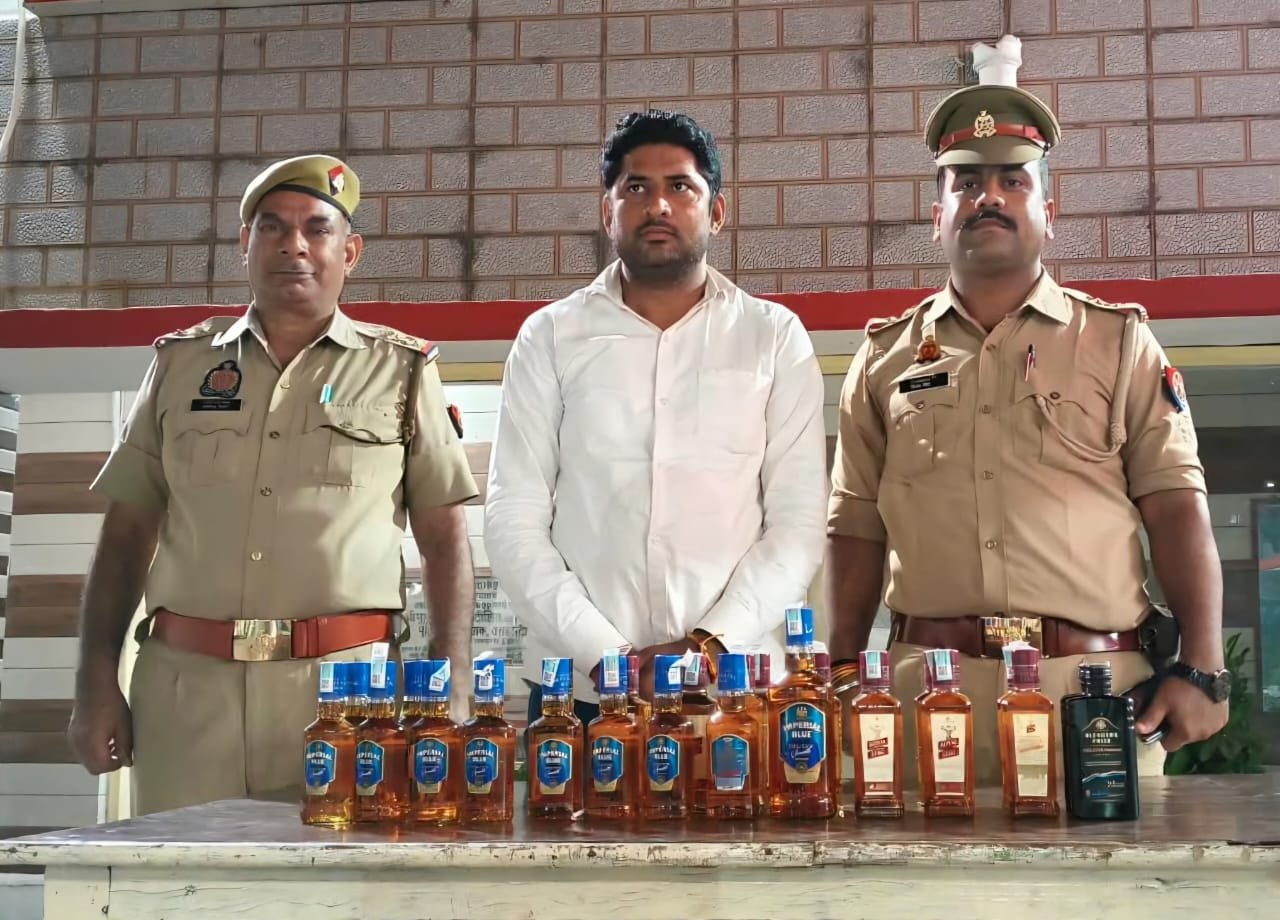 पुलिस गिरफ्त में अवैध शराब बेचने का आरोपी