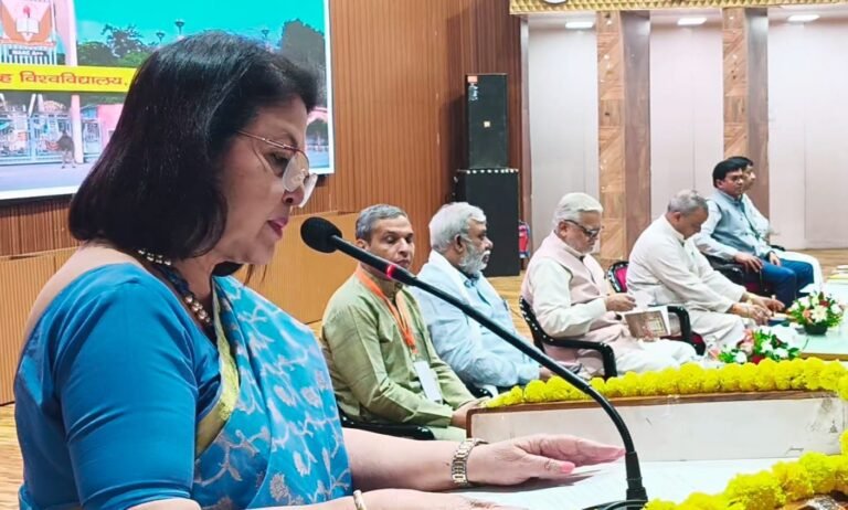 अध्यक्षीय उद्बोधन करती चौधरी चरण सिंह विश्वविद्यालय की कुलपति प्रोफेसर संगीता शुक्ला
