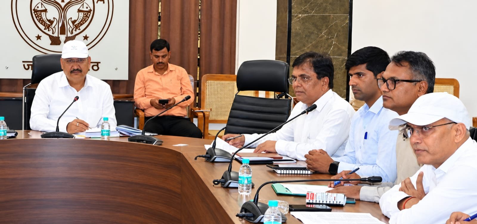 विकास भवन सभागार में अधीनस्थों के साथ बैठक करते जिलाधिकारी डॉ वी के सिंह