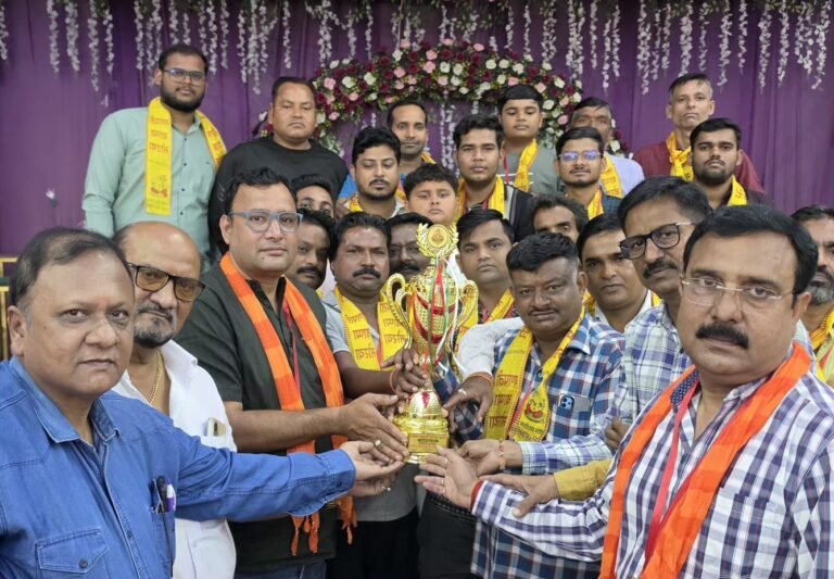 विघ्नहर्ता युवक मंडल को गणेश महोत्सव पर्व को सुव्यवस्थित एवं सफल बनाने को लेकर ट्रॉफी प्रदान करते नगला बट्टू रोड व्यापार संघ के पदाधिकारी