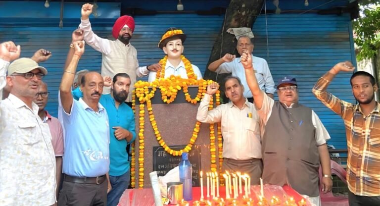 शहीद भगत सिंह की 119वीं जयंती पर श्रद्धांजलि अर्पित करते राष्ट्रीय स्वतंत्रता संग्राम सेनानी परिवार ट्रस्ट के पदाधिकारी