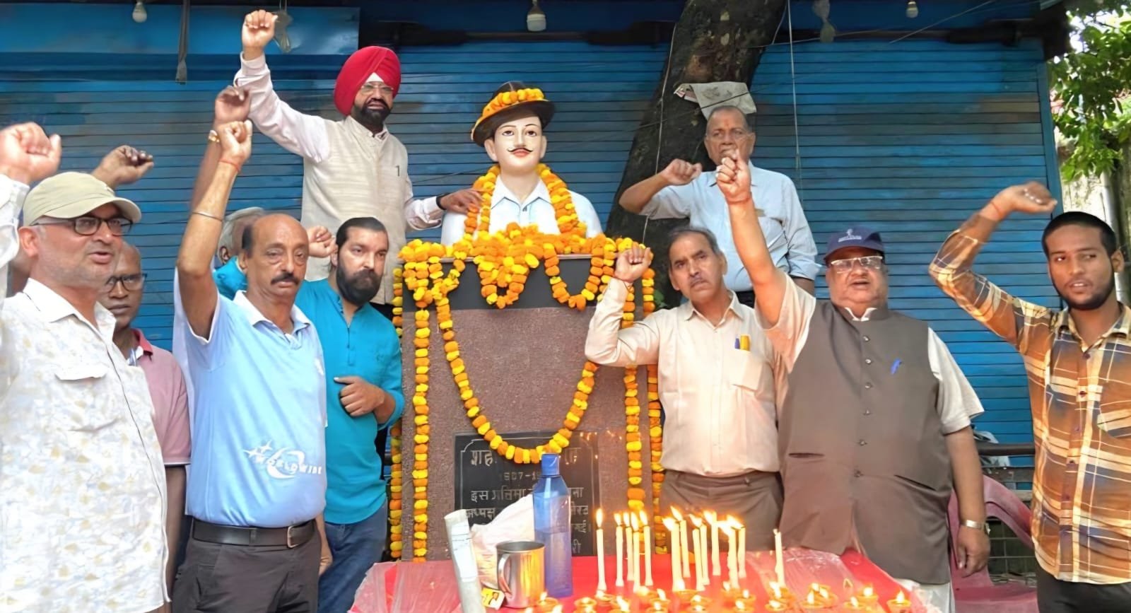 शहीद भगत सिंह की 119वीं जयंती पर श्रद्धांजलि अर्पित करते राष्ट्रीय स्वतंत्रता संग्राम सेनानी परिवार ट्रस्ट के पदाधिकारी