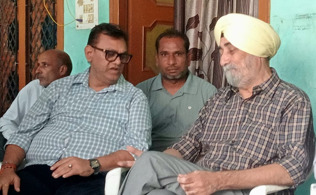 औपचारिक वार्ता करते सरदार वी एम सिंह एवं राज्यमंत्री दिनेश खटीक