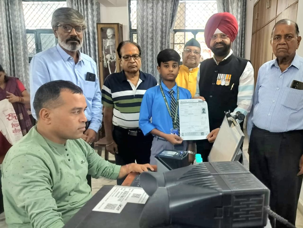 ऋषभ एकेडमी में डाक विभाग ने लगाया आधार कार्ड शिविर