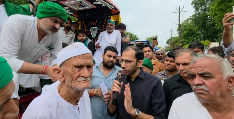 भारतीय किसान यूनियन टिकैत के द्वारा दिए गए ज्ञापन को सरकार तक पहुंचाने का आश्वासन देते मेरठ विकास प्राधिकरण के वी सी संजय कुमार मीणा।