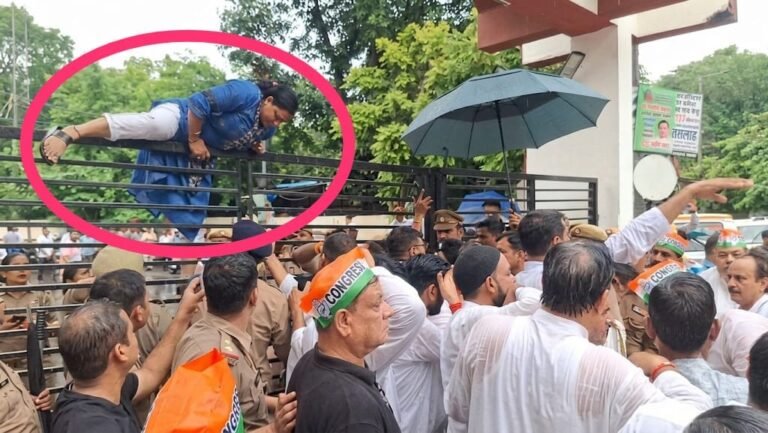प्रदर्शन के दौरान मुख्य द्वार बंद होने पर कांग्रेसी नेत्री रीना शर्मा गेट पर चढ़कर किया रोष प्रकट