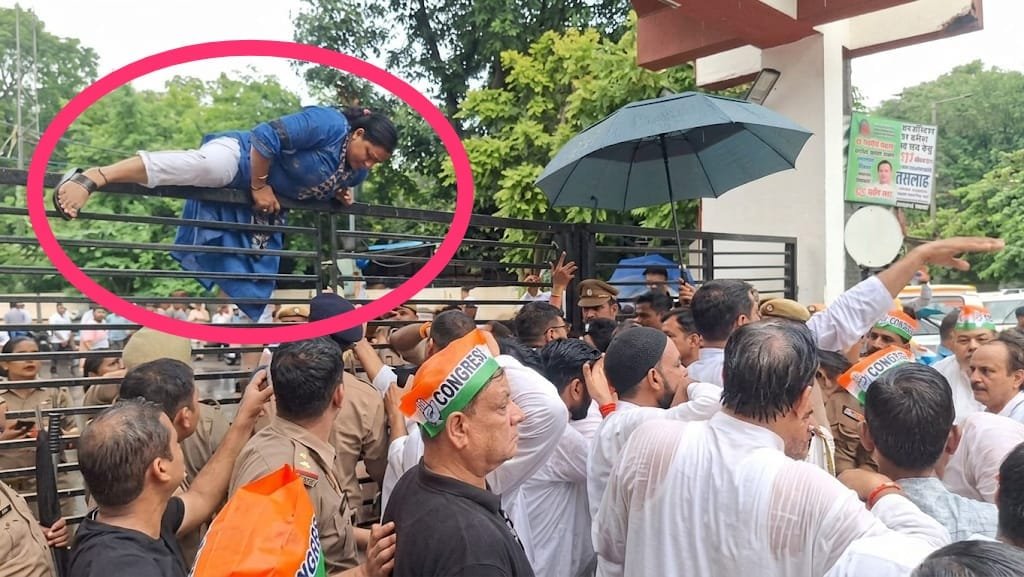 प्रदर्शन के दौरान मुख्य द्वार बंद होने पर कांग्रेसी नेत्री रीना शर्मा गेट पर चढ़कर किया रोष प्रकट