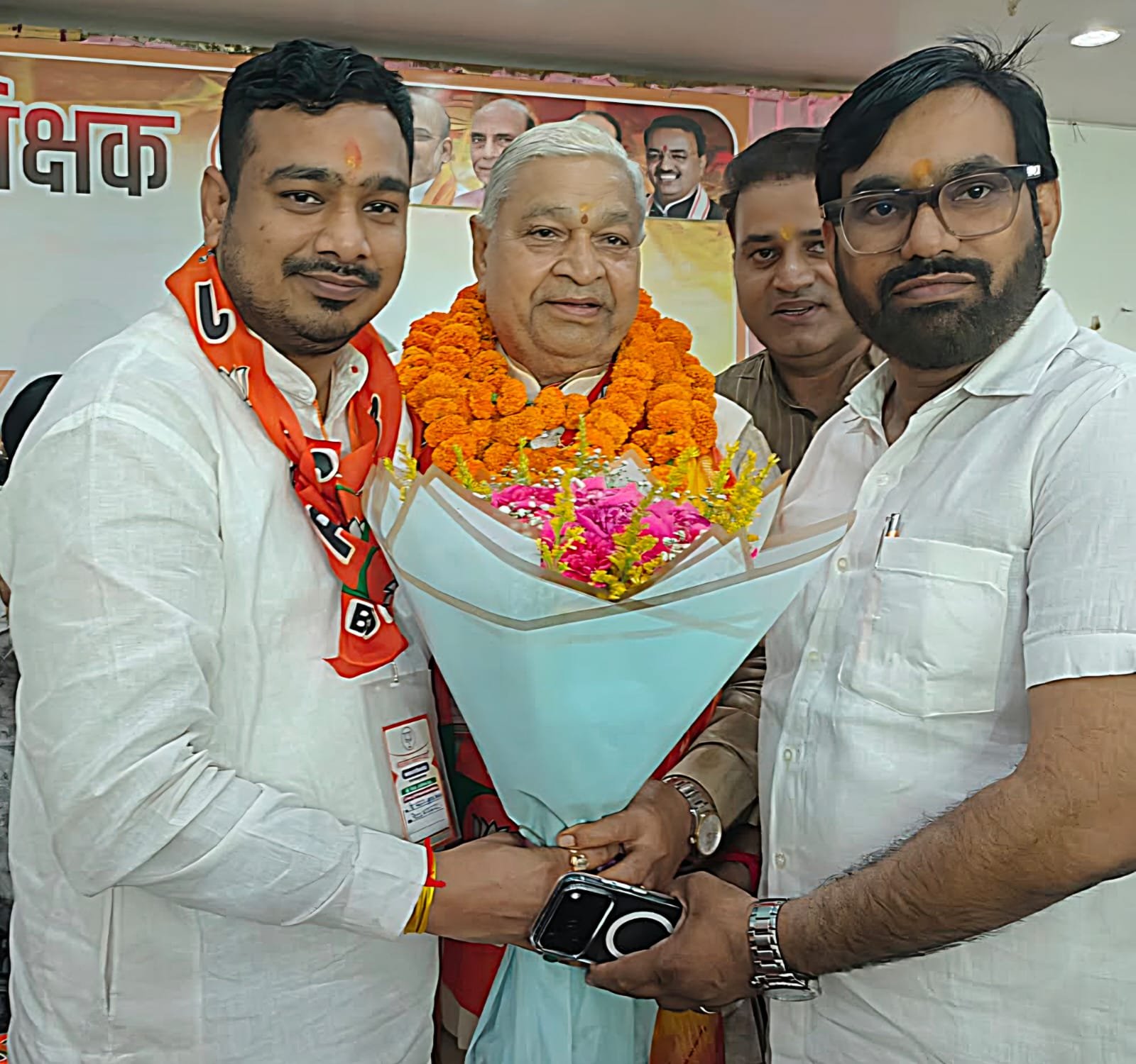 दिनेश गोयल को स्नातक एमएलसी प्रत्याशी घोषित किए जाने पर पुष्प गुच्छ देकर स्वागत व बधाई देते भाजपा नेता वरुण गोयल