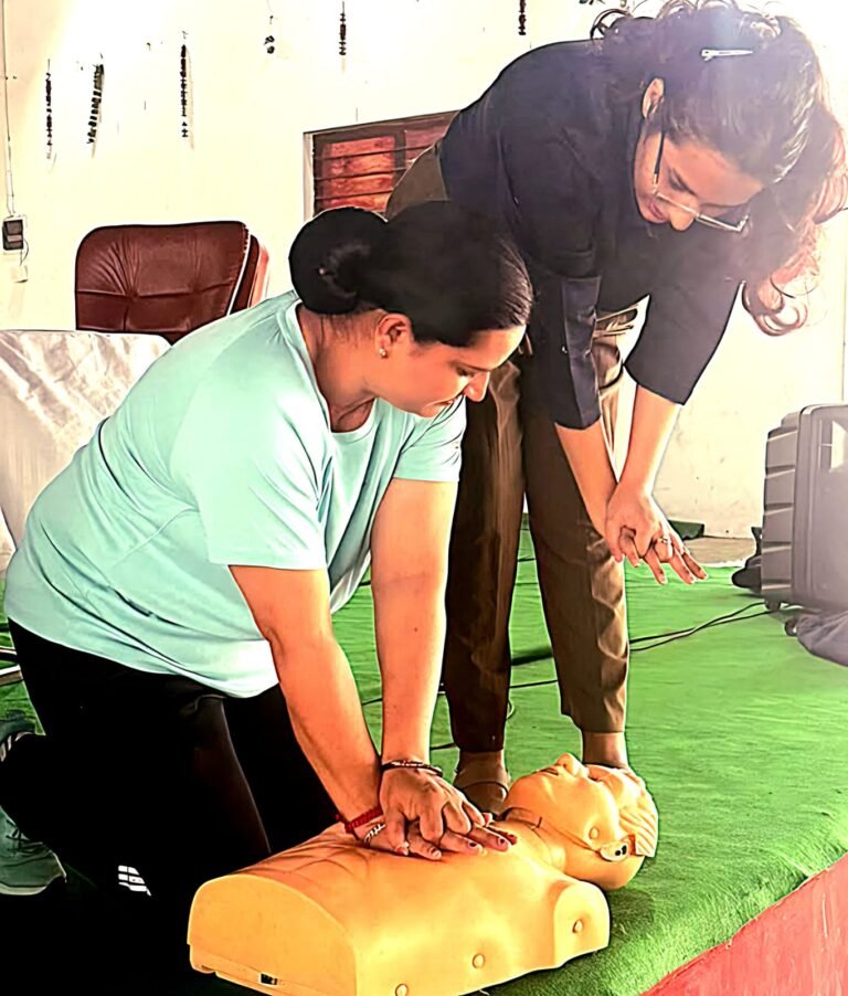 पुलिसकर्मियों को कार्डियो और सीपीआर का प्रशिक्षण देते विशेषज्ञ चिकित्सक