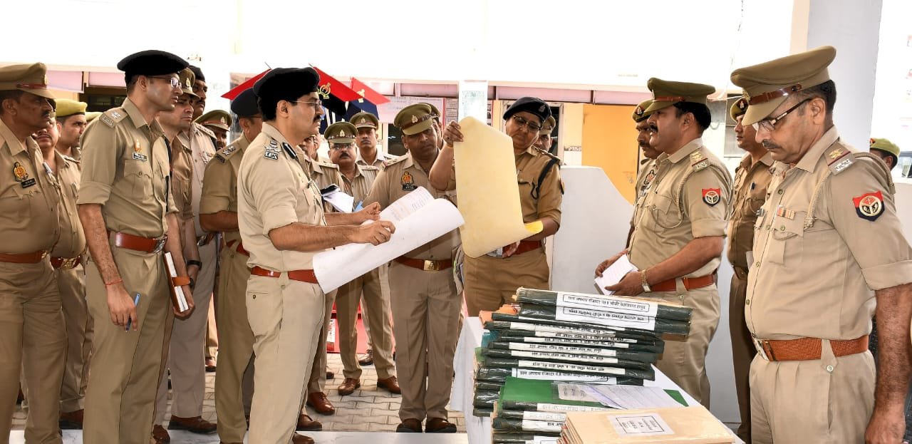 हापुड़ के नगर थाने का वार्षिक निरीक्षण करते डीआईजी कलानिधि नैथानी