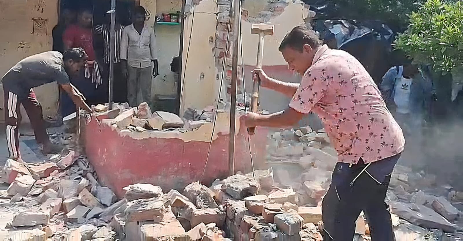 अतिक्रमण हटाते कैंट बोर्ड के कर्मचारी