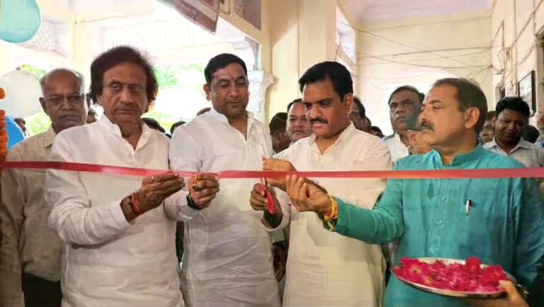 कार्यक्रम का शुभारंभ करते प्रभारी मंत्री असीम अरुण