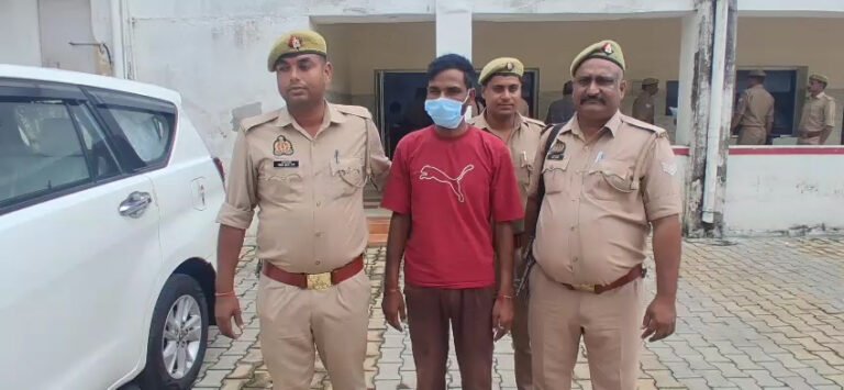 पुलिस गिरफ्त में अवैध शराब सहित आरोपी