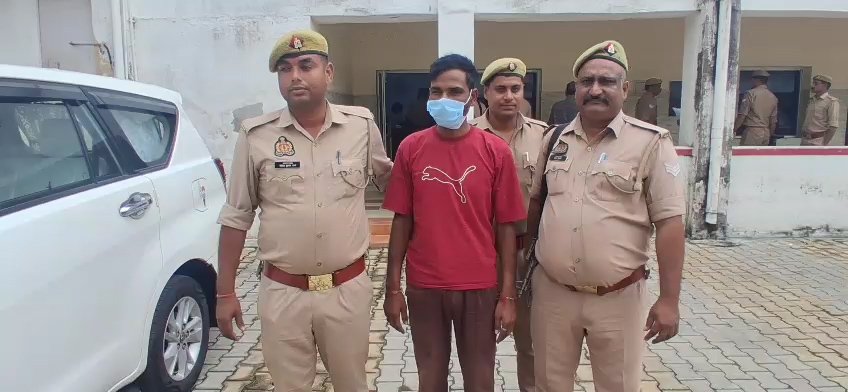 पुलिस गिरफ्त में अवैध शराब सहित आरोपी