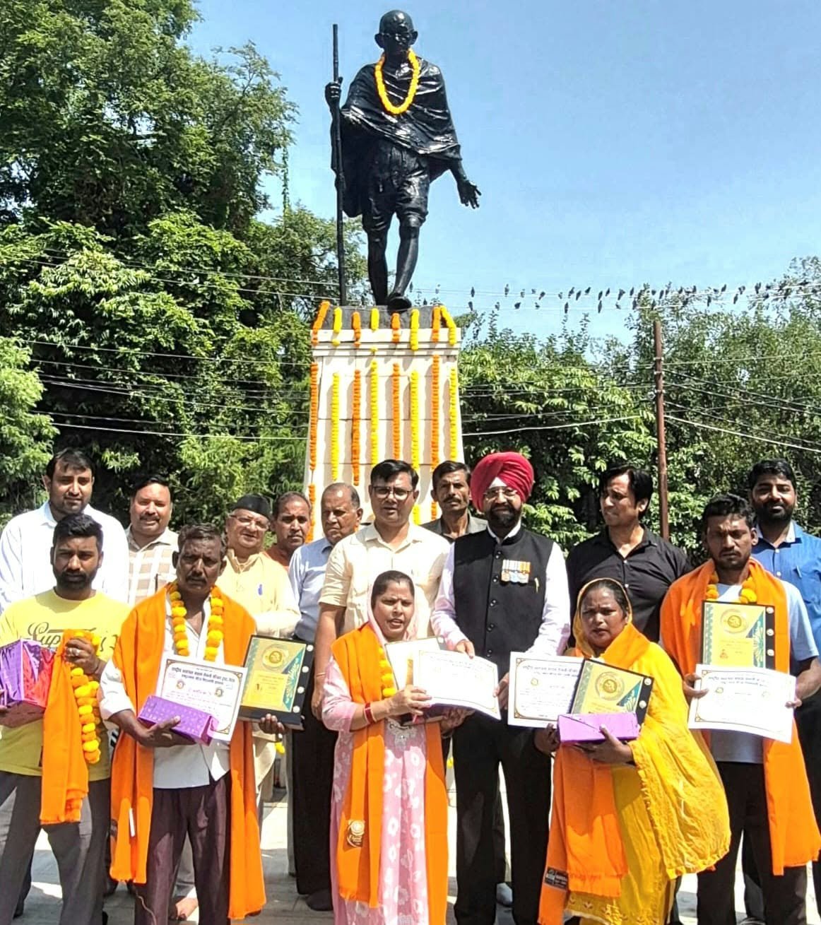 गांधी जयंती के अवसर पर सफाई नायक नायिका को किया सम्मानित