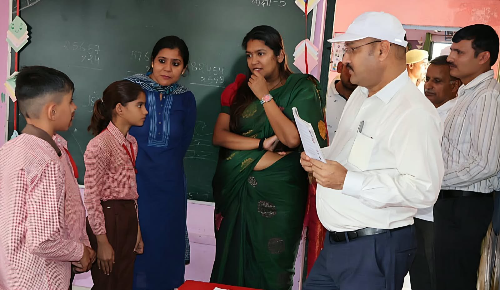जिलाधिकारी ने किया दौराला और भरोटा के विद्यालयों का औचक निरीक्षण