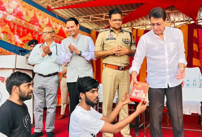 गांधी जयंती के अवसर पर जिला कारागार में कैदियों को सांसद अरुण गोयल ने बांटी रामायण