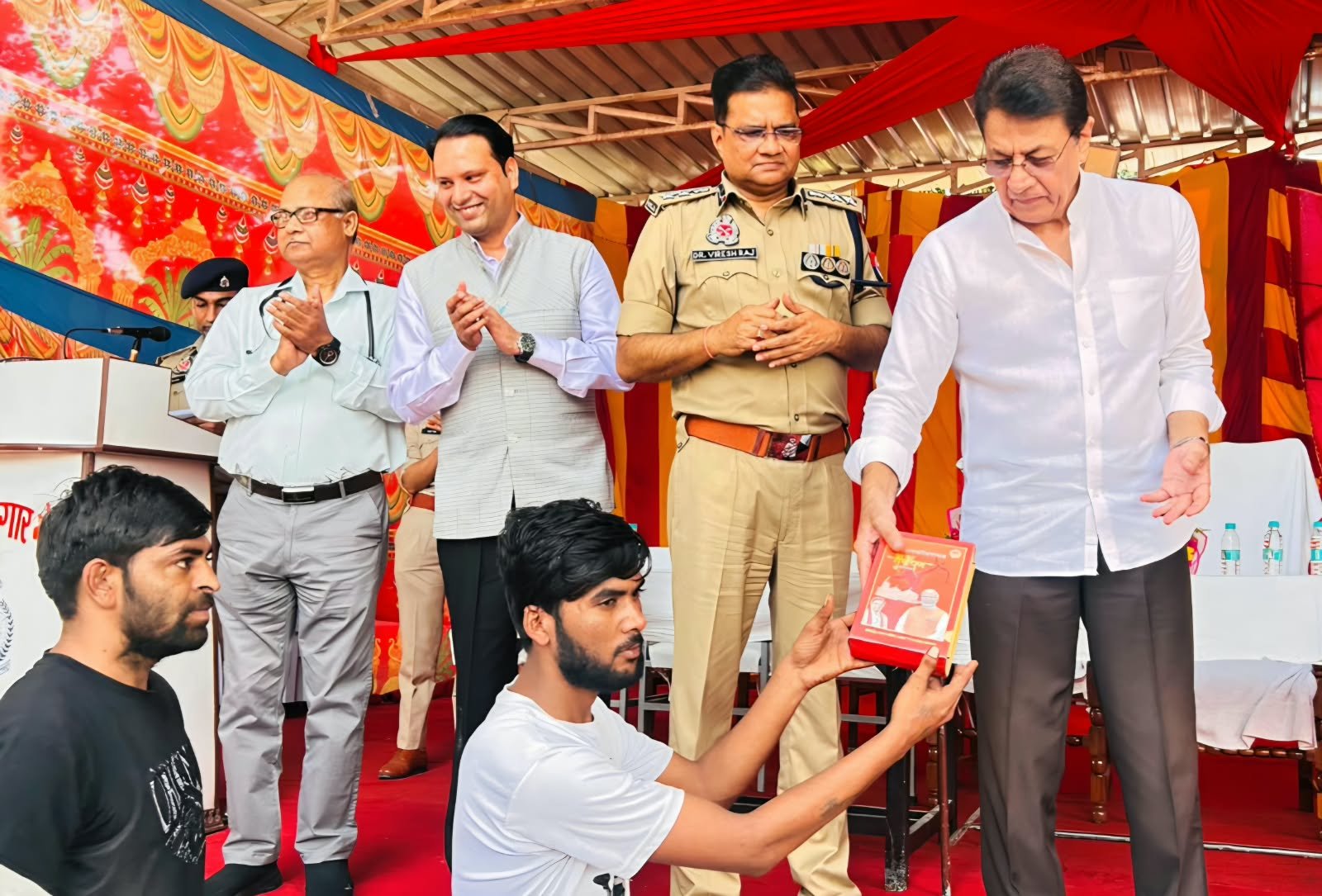 गांधी जयंती के अवसर पर जिला कारागार में कैदियों को सांसद अरुण गोयल ने बांटी रामायण