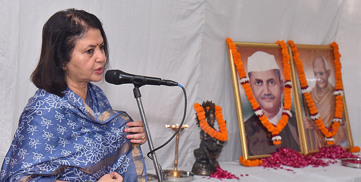 विश्वविद्यालय परिसर में आयोजित शास्त्री गांधी जयंती कार्यक्रम को संबोधित करती कुलपति प्रोफेसर संगीता शुक्ला