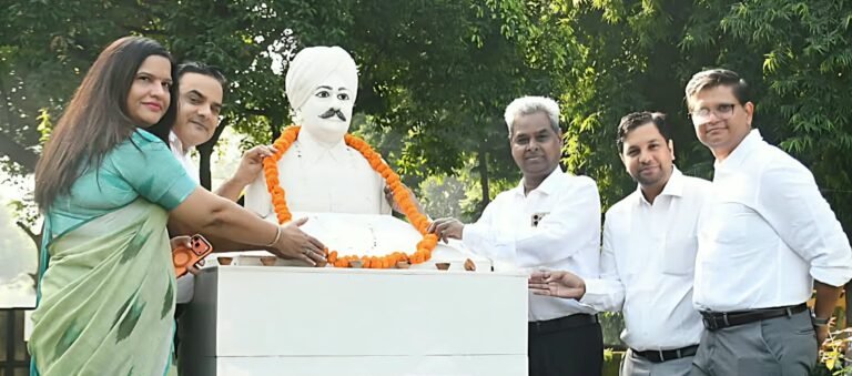 मेडिकल परिसर में शास्त्री गांधी जयंती के अवसर पर लाला लाजपत राय की प्रतिमा पर माल्यार्पण करते मेडिकल प्राचार्य डॉ आर सी गुप्ता