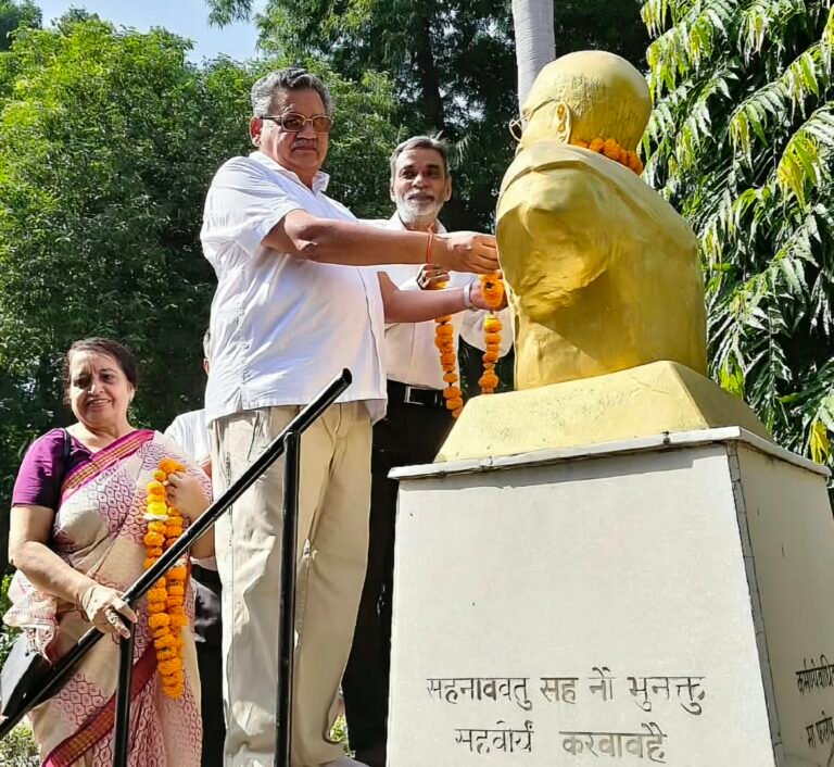 गांधी शास्त्री जयंती पर गांधीजी की प्रतिमा पर माल्यार्पण करते मेरठ कॉलेज के प्राचार्य प्रोफेसर नीरज कुमार एवं कॉलेज प्रबंध समिति के महामंत्री