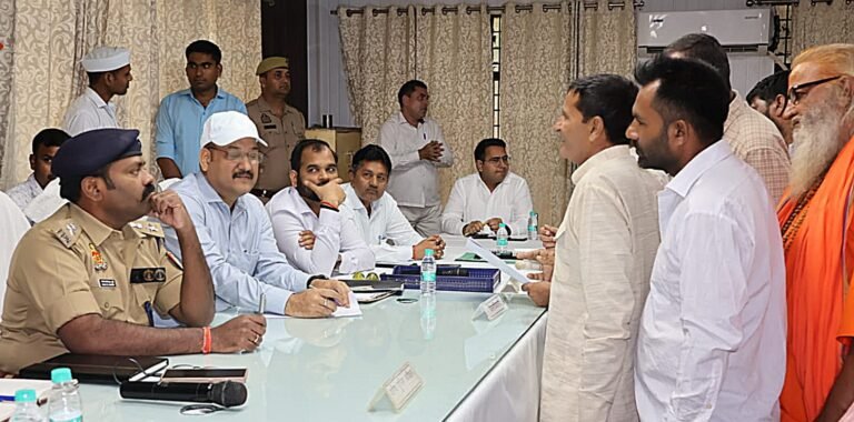 मवाना में तहसील दिवस पर फरियादियों से वार्ता करते जिला अधिकारी डॉ वी के सिंह