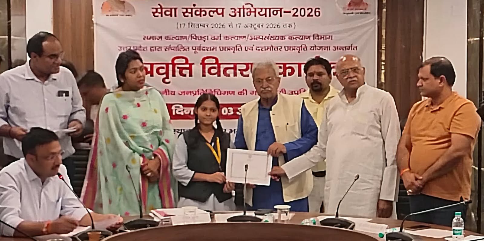 विकास भवन सभागार में छात्र छात्राओं को छात्रवृत्ति स्वीकृति प्रमाण पत्र सौंपते राज्यसभा सांसद डॉ लक्ष्मीकांत वाजपेयी एवं कैंट विधायक अमित अग्रवाल