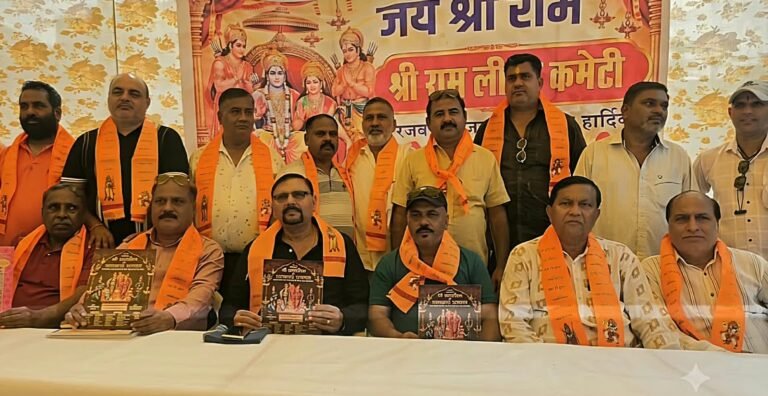 रामलीला मंचन के बारे में जानकारी देते आयोजन समिति के पदाधिकारी