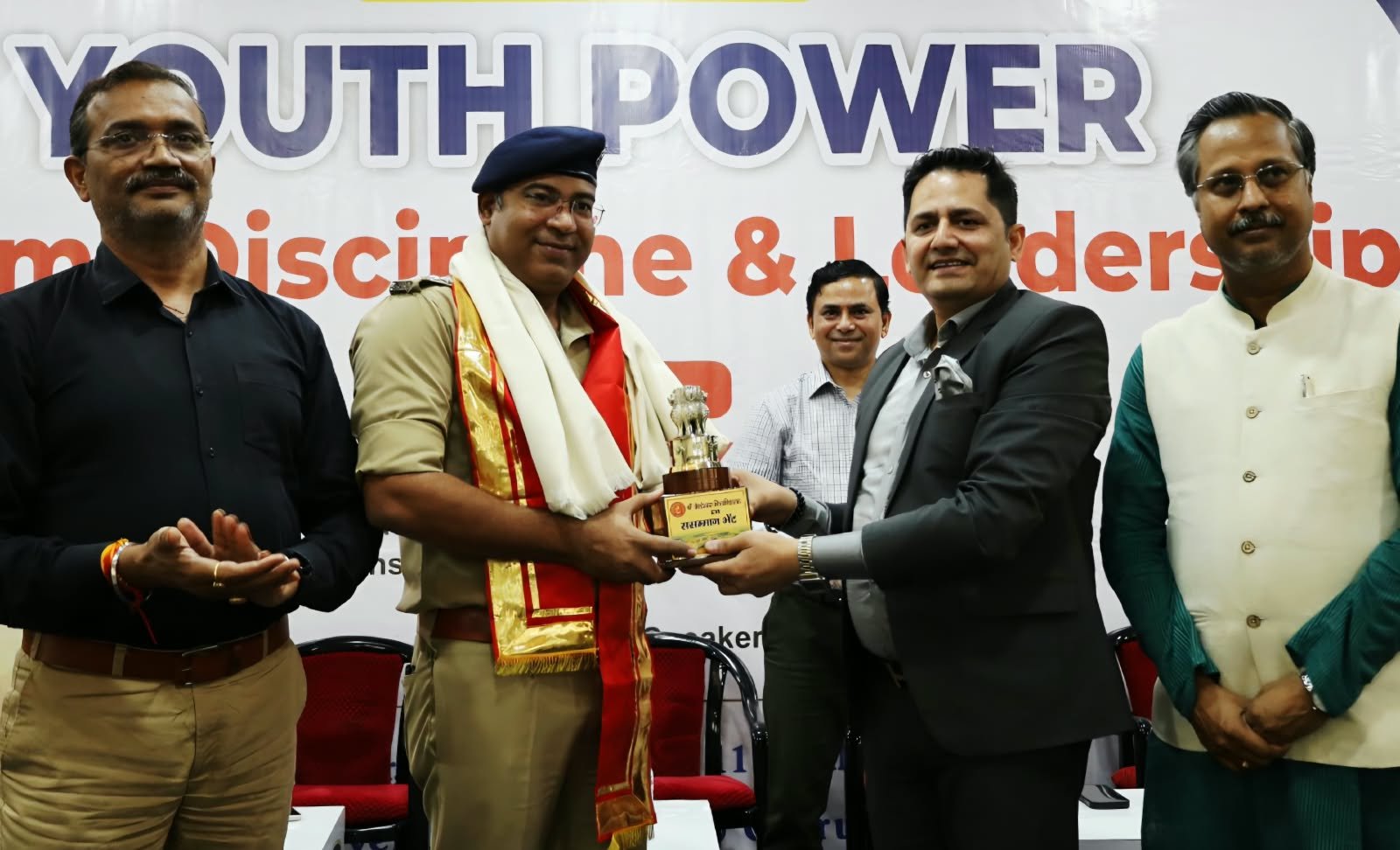 वेंकटेश्वरा कॉलेज में आयोजित यूथ पावर ड्रीम, डिसिप्लिन एवं लीडरशिप गोष्ठी में मुख्य अतिथियों को सम्मानित करते आयोजक मंडल