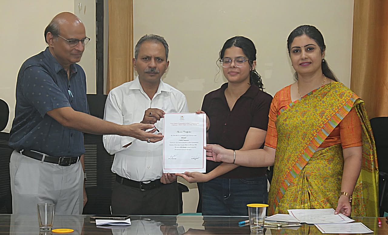 तिलक पत्रकारिता सभागार में आयोजित प्रतियोगिता में प्रतिभागी को प्रशस्ति पत्र देकर सम्मानित करते मुख्य अतिथि