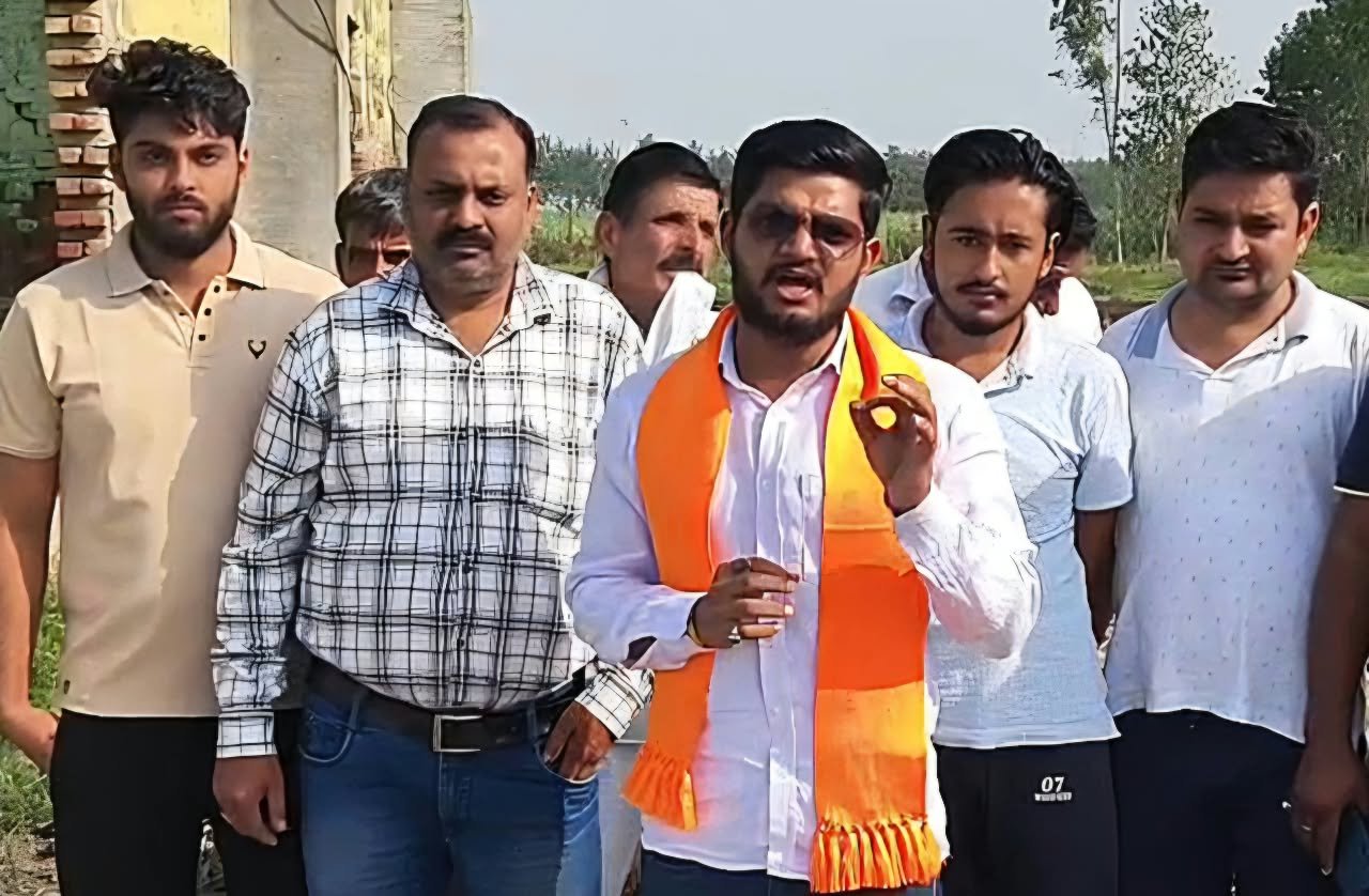 अवैध दूध डेयरी के खिलाफ कार्रवाई की मांग को लेकर प्रदर्शन करते नर्सिंग वाहिनी के पदाधिकारी