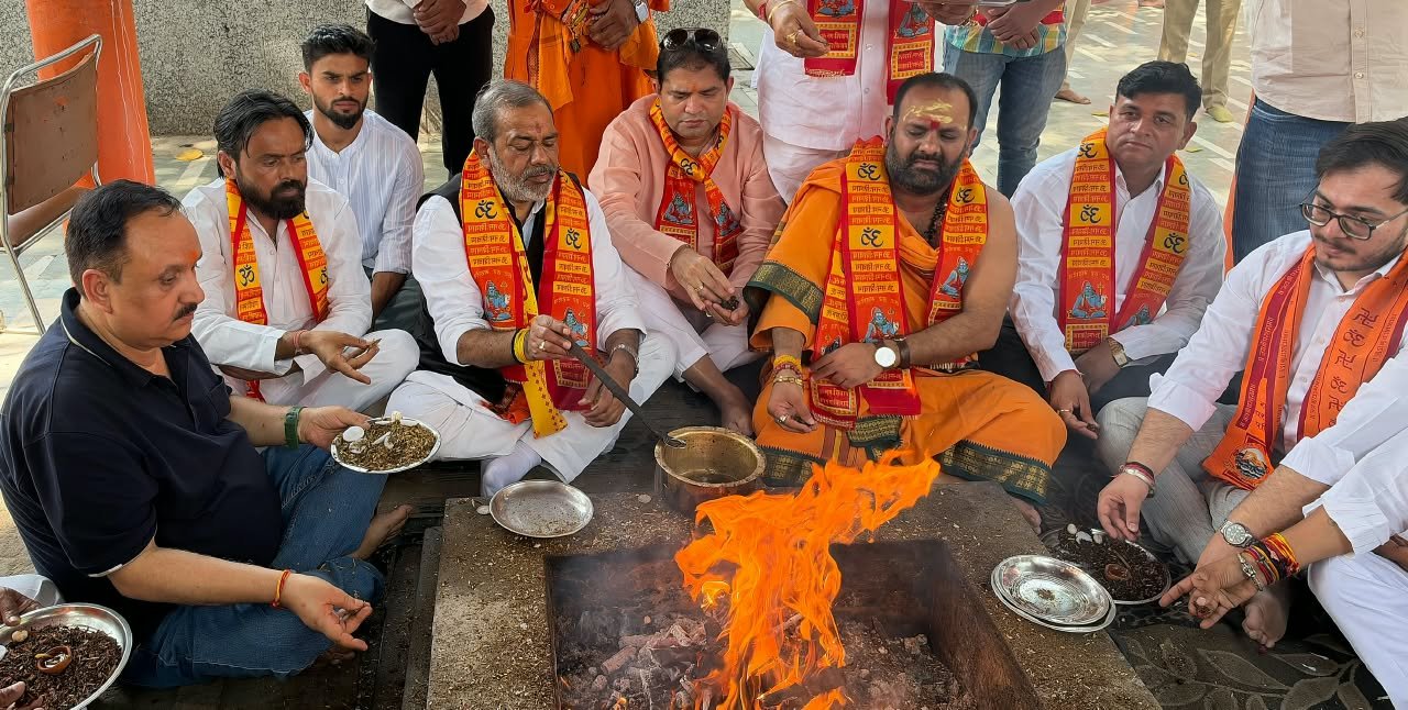 कैप्टन मच्छार के स्वास्थ्य लाभ एवं दीर्घायु को लेकर हनुमान मंदिर में आयोजित हवन में आहुति देते पं सुनील भराला