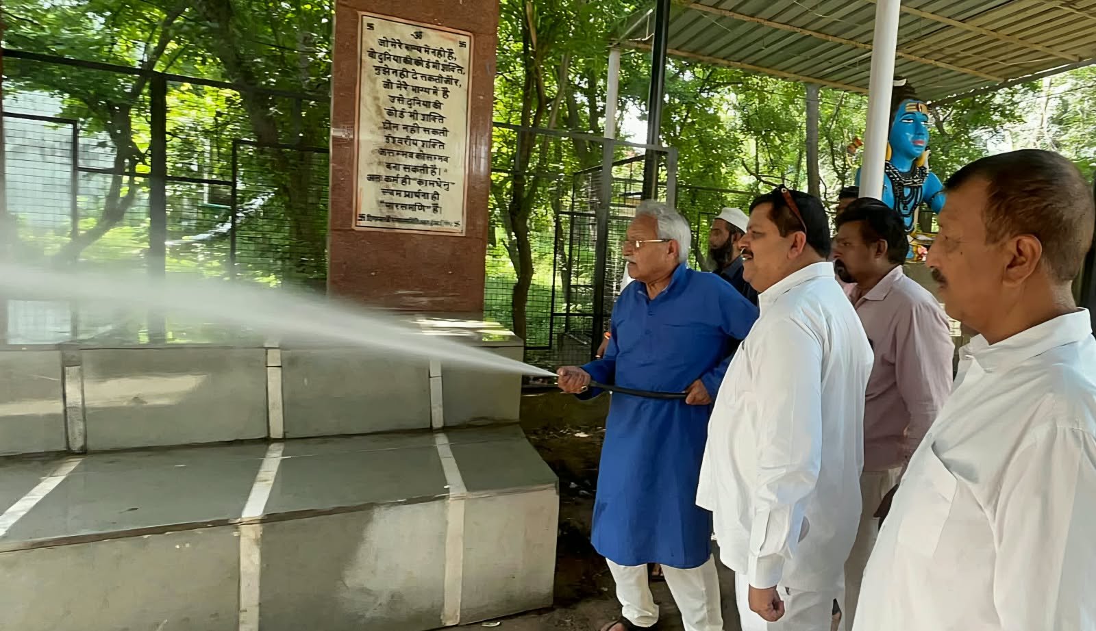 सूरजकुंड श्मशान घाट पर सफाई अभियान चलाते राज्यसभा सांसद डॉ लक्ष्मीकांत वाजपेयी