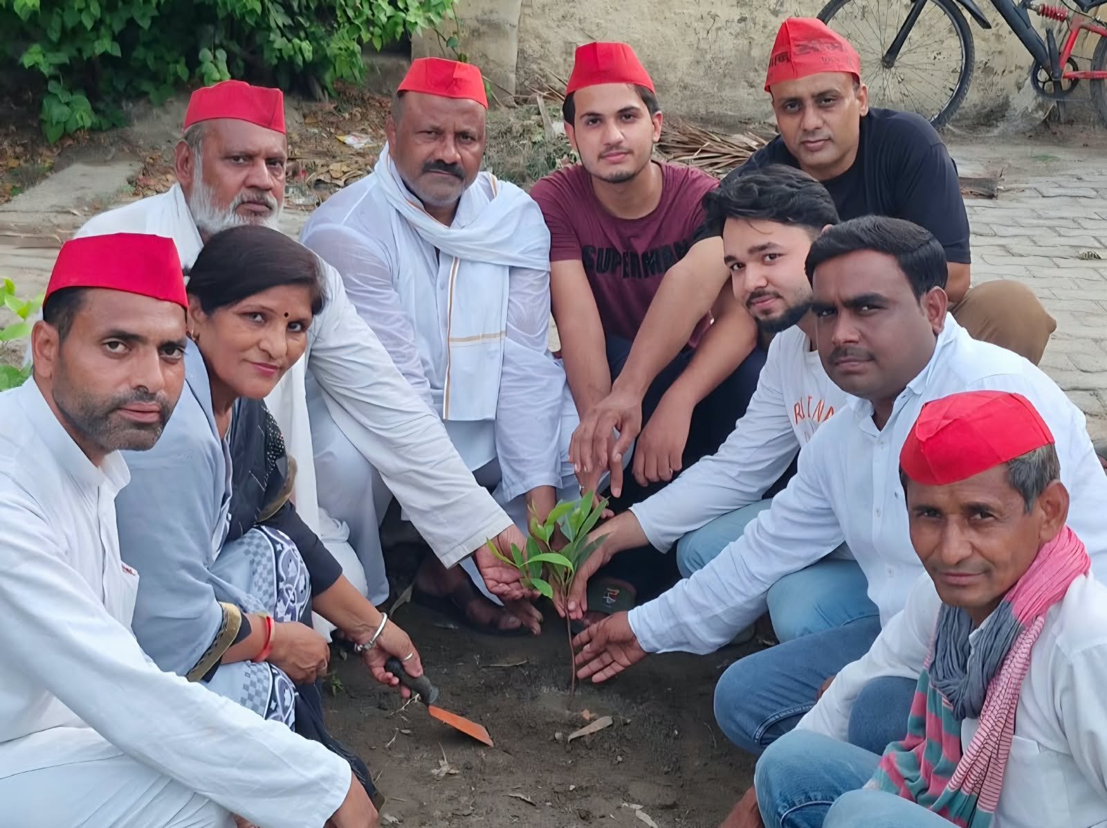 टाउन हॉल स्थित गांधी पार्क में पौधारोपण करते समय समाजवादी पार्टी के कार्यकर्ता