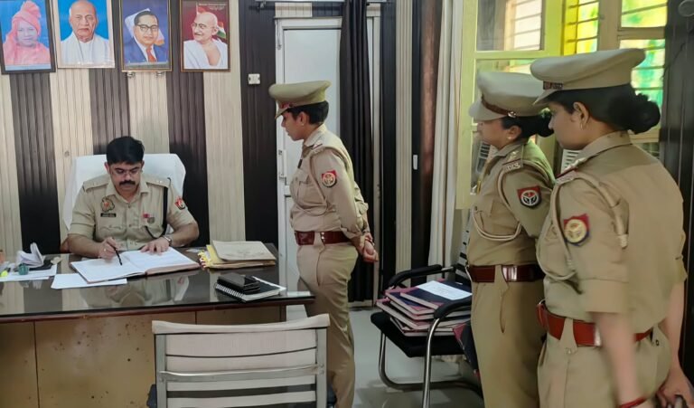 आकस्मिक निरीक्षण के दौरान अधीनस्थों को निर्देश देते पुलिस अधीक्षक ग्रामीण