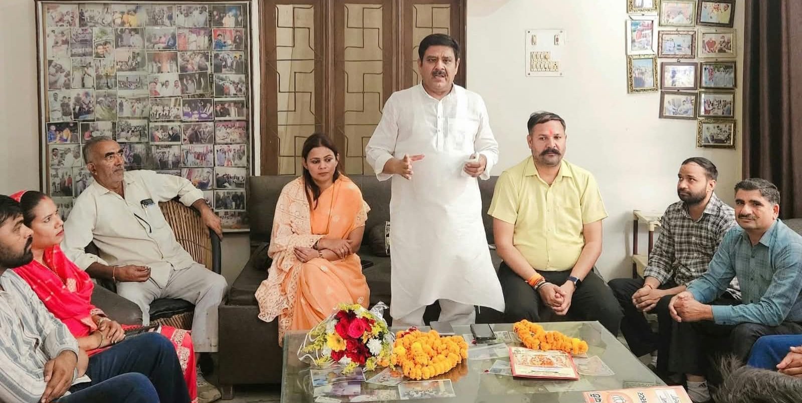 दौराला मंडल की मासिक बैठक को संबोधित करती महिला आयोग की सदस्य डॉ॰ मीनाक्षी भराला।