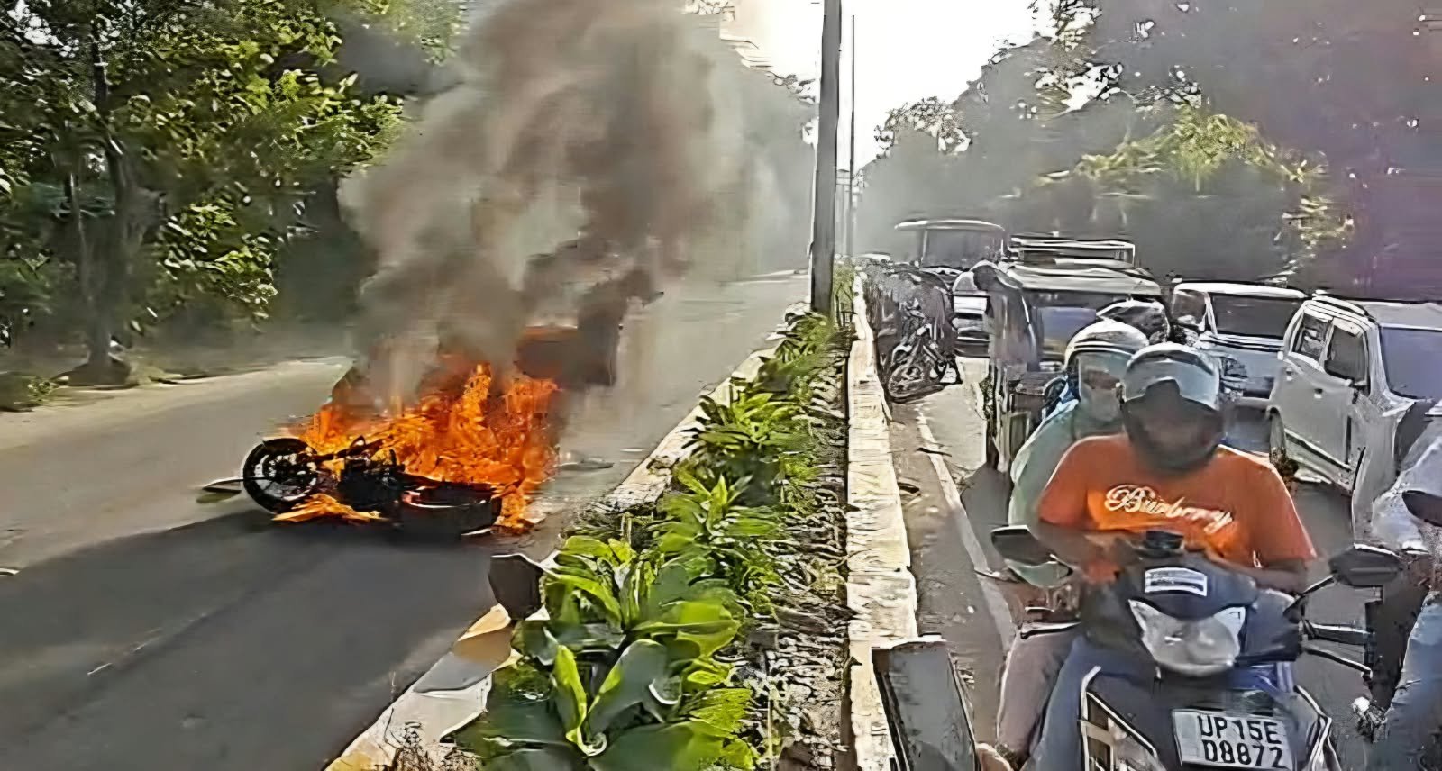सड़क पर धू धूकर जलती केटीएम बाइक