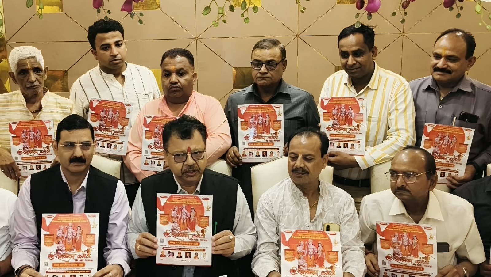 जिमखाना मैदान में रामलीला मंचन होने की जानकारी देते श्री सनातन धर्म रक्षिणी सभा के पदाधिकारी
