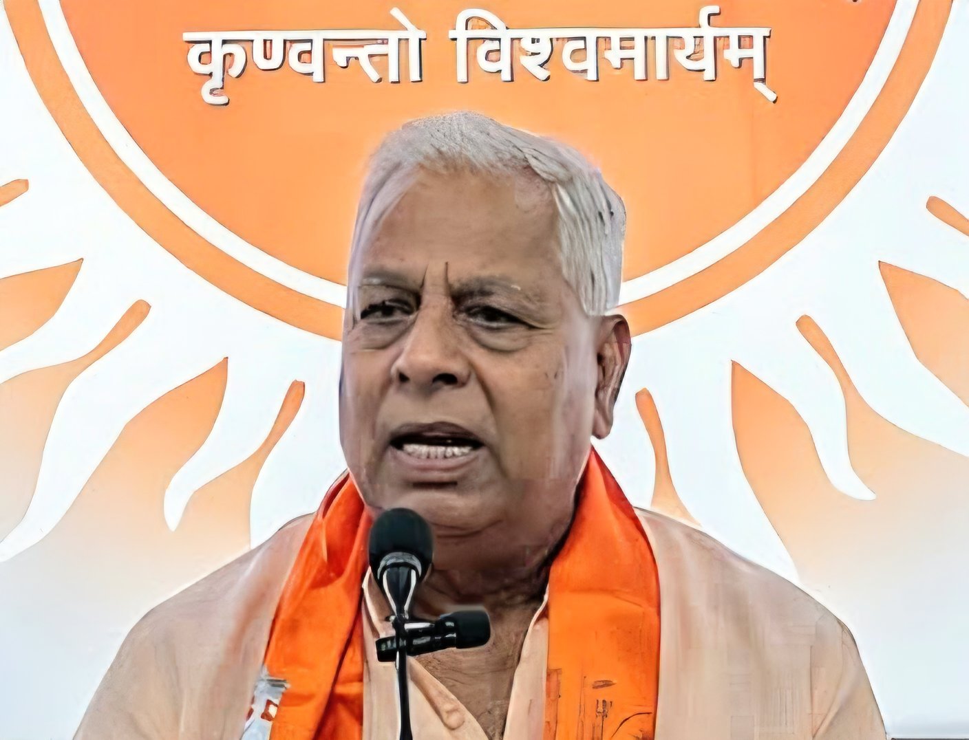 थापननगर स्थित आर्य समाज मंदिर में श्राद्ध एवं तर्पण के बारे में चर्चा करते वेदाचार्य