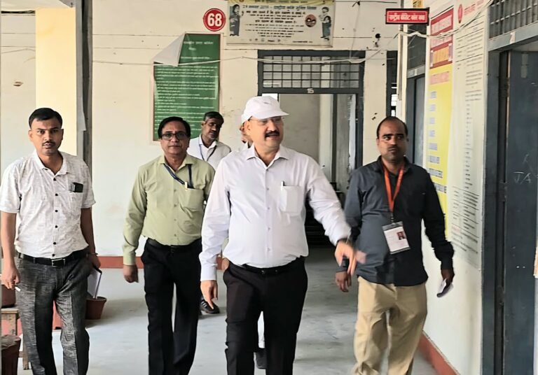 डीएम ने विभिन्न परीक्षा केंद्रों का किया निरीक्षण