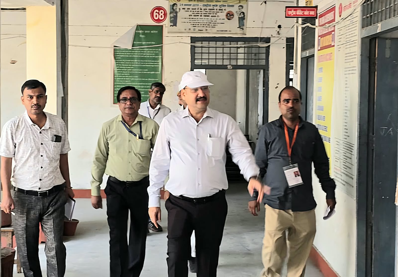 डीएम ने विभिन्न परीक्षा केंद्रों का किया निरीक्षण