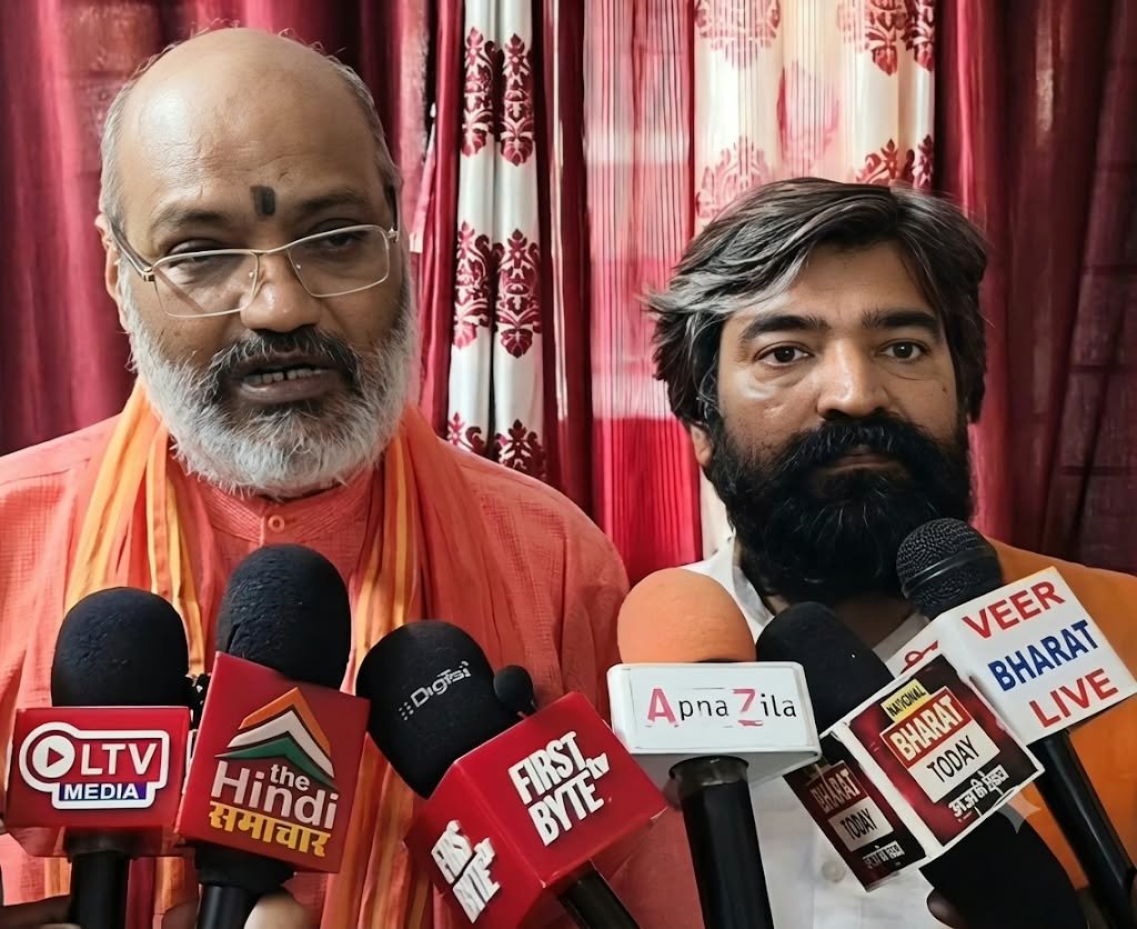 सचिन सिरोही प्रकरण में डासना के यति नरसिंहानंद ने मीडियाकर्मियों से की वार्ता