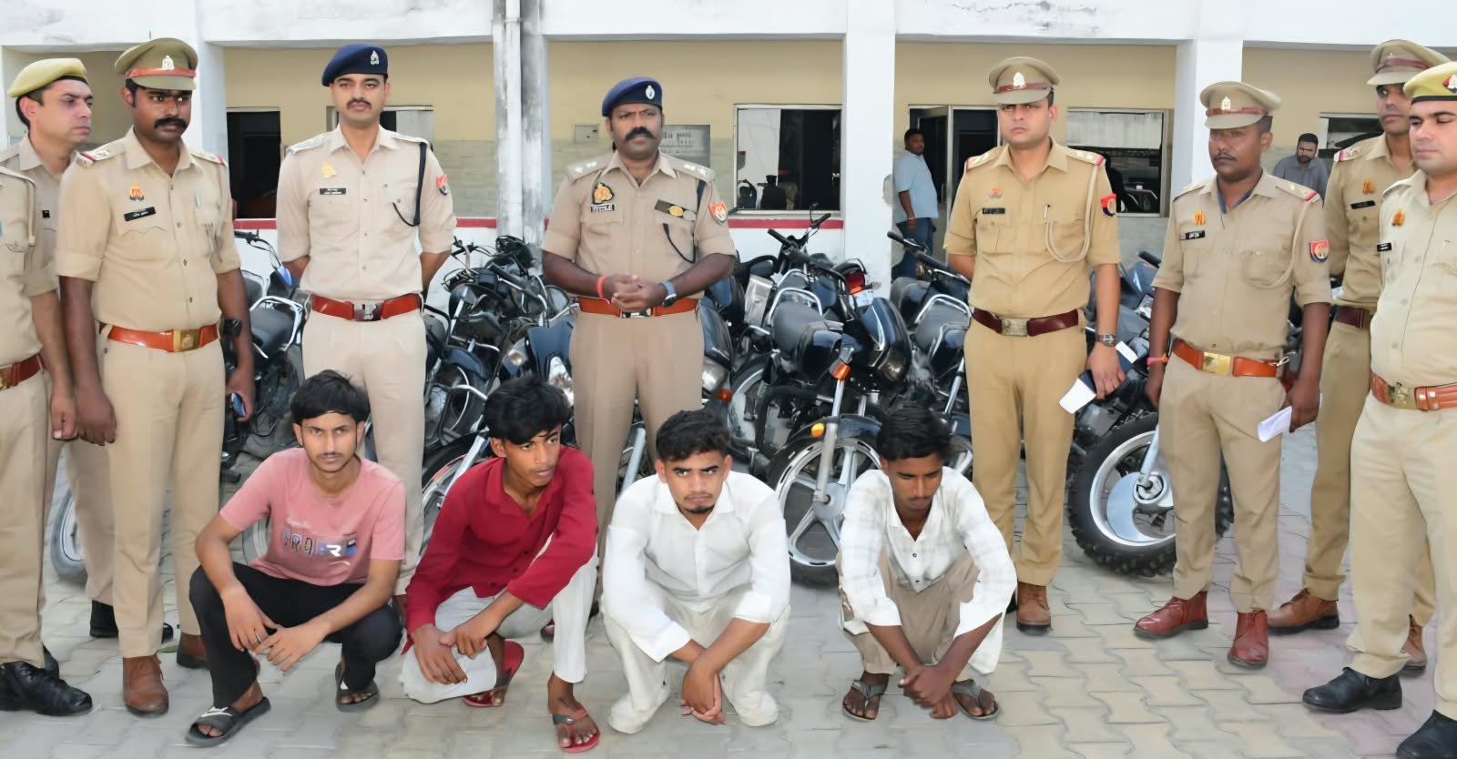 पुलिस गिरफ्त में वाहन चोर गैंग के सदस्य