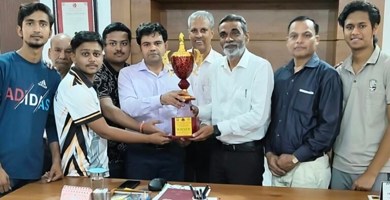 चैम्पियनशिप जीत कर लौटी मेरठ कॉलेज की शतरंज की टीम
