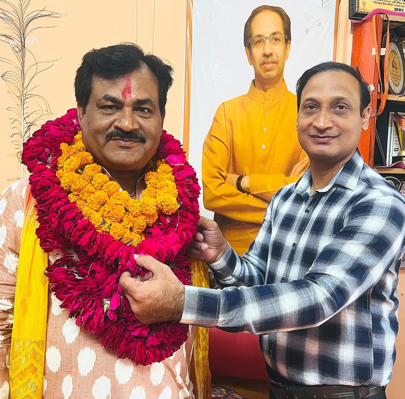 नवनियुक्त पश्चिमी उत्तर प्रदेश प्रभारी धर्मेन्द्र तोमर का शिवसेना कार्यालय पर किया गया जोरदार स्वागत