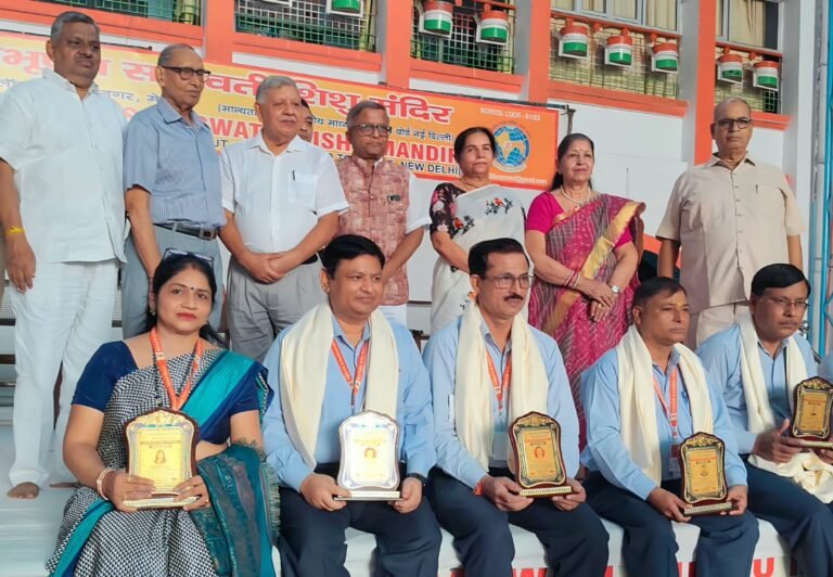 छात्र अभिनंदन एवं आचार्य वंदन कार्यक्रम में सहभागी छात्र छात्राएं
