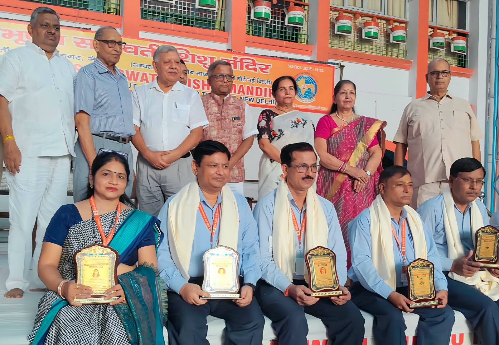 छात्र अभिनंदन एवं आचार्य वंदन कार्यक्रम में सहभागी छात्र छात्राएं